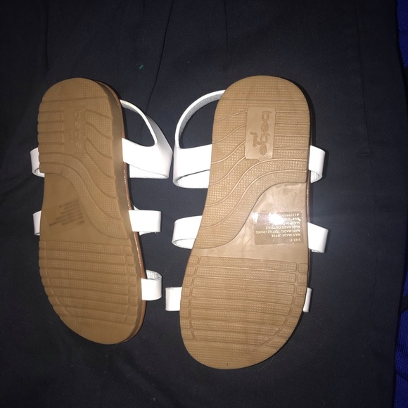 New Bebe White Sandals size 9 Rhinestone Logo Summer - Picture 2 of 16